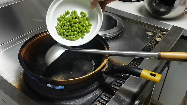 饭店来个刁钻客人，点名要吃酸菜炒毛豆，1800学徒工霸气出手