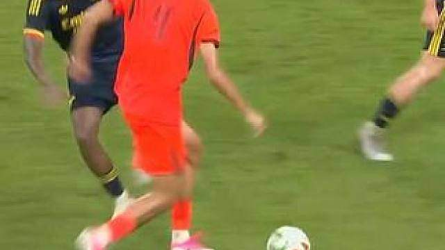 这球漂亮！U17国足 戏耍阿森纳后防线，穿裆过人挑射破门，震撼全场，