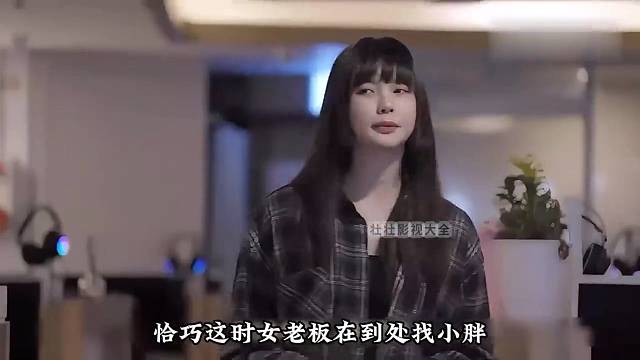 网管钻到桌子底下插电线，旁边的女人竟然将他挤了进去