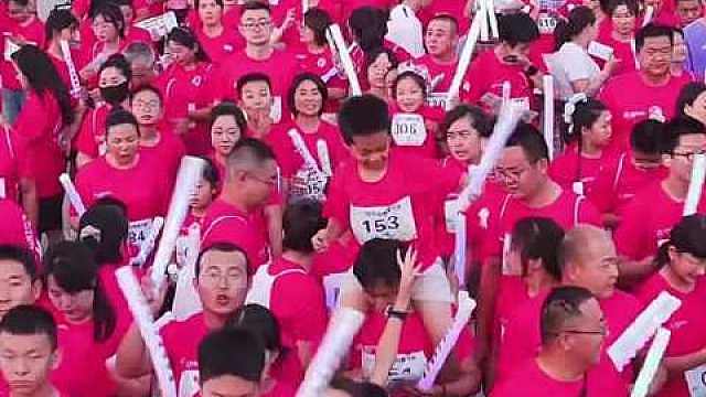 8月1日，新疆昌吉州吉木萨尔县，2026北庭星光跑在北庭园广场激情开跑。

 刺棠# ​​​