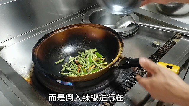 客人点辣椒炒肉，被3次退菜，大厨也没办法，不料客人故意露一手