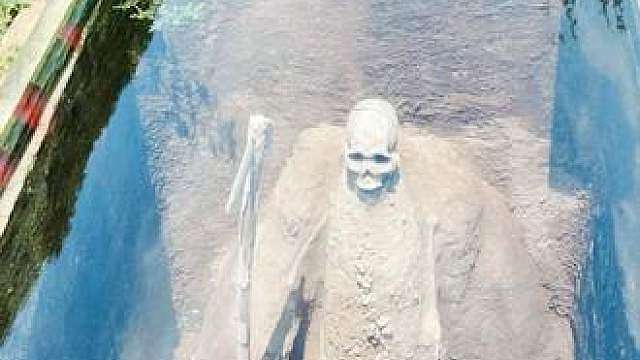 来自一位忠诚的商代武士，以 “持戈白骨” 形态跪坐于此，3000 年依旧保持守卫姿态，守护王室宗庙