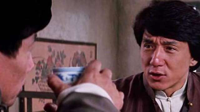 成龙疯了！一口烈酒一身胆，嬉笑怒骂皆风骨「醉拳2」