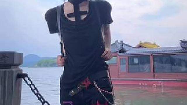 终于露腿了