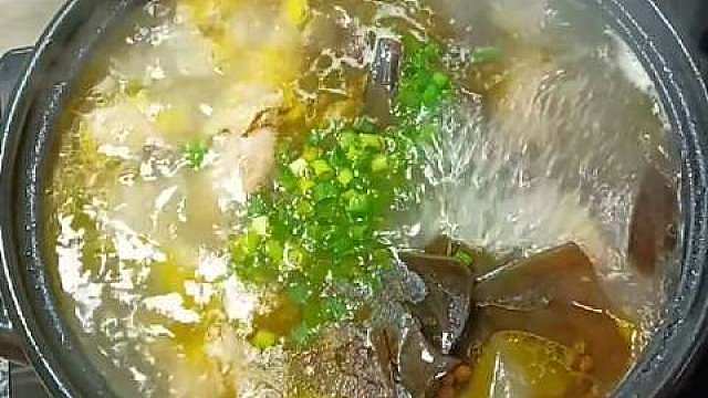 川渝人最喜欢把鸭子这样炖，你们一定要试试，酸爽开胃超级好喝，汤泡米饭巴适得板。 ​​​