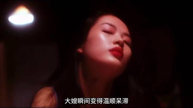 犯罪团伙最新研制的听话药直接迷晕美女，美女乖乖被控制