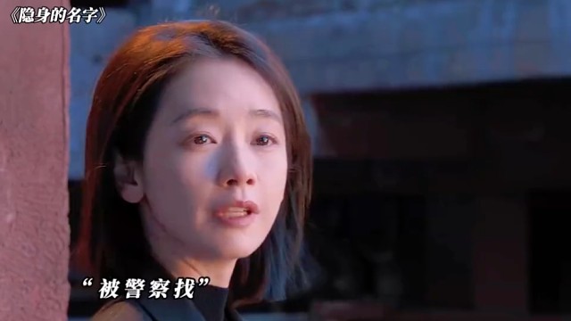 女警察：不是，她自爆了？
