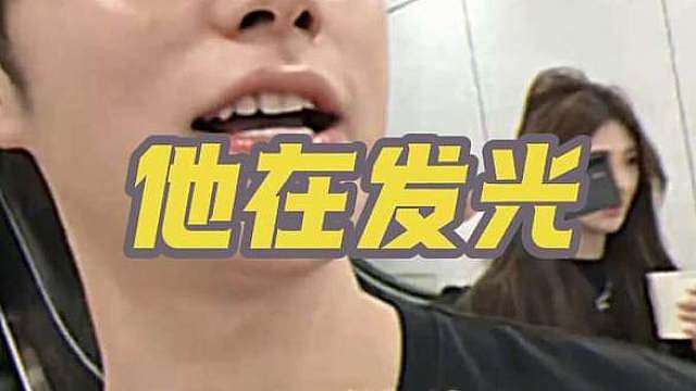 弹幕：她可能是骗子，童：那不是更好吗，说明有困难的少一个嘛！天啊！谁懂，这一刻我感觉他在发光
