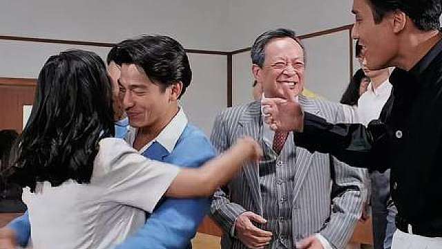 性感女神钟丽缇和华仔仅合作过一部电影，她在偷天换日中和华仔饰演一对情侣大秀恩爱。