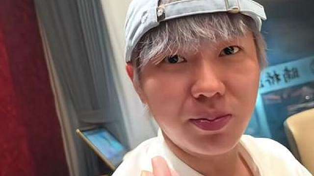 “我给兄弟们介绍一下饭局有谁”