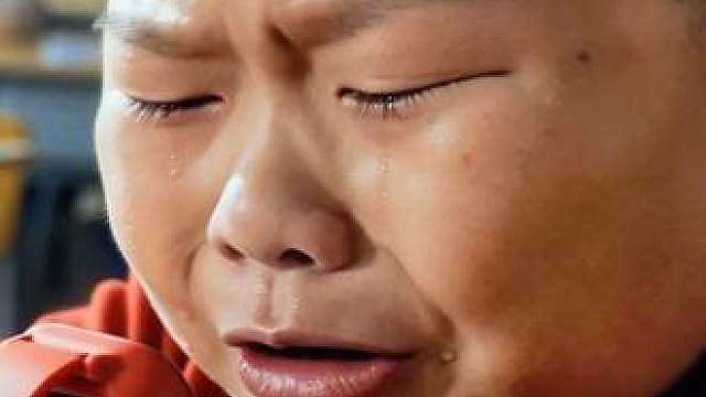 一块手表 一个谎言承载着孩子对父亲的思念 向每一位人民英雄致敬
（内容由ai生成 根据真实事件改编）