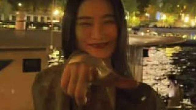 又一张25号底片出现在我人生中 在巴黎的最后一晚
抱着吉他在塞纳河边和朋友们唱歌
转过身发现埃菲尔铁