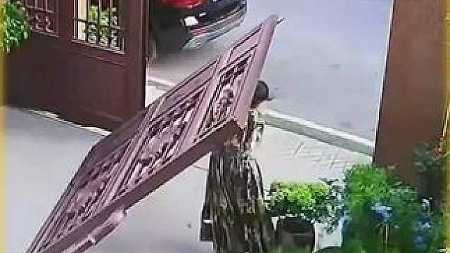 数百斤大门突然倒下，危急时刻女子被一盆绿植救了