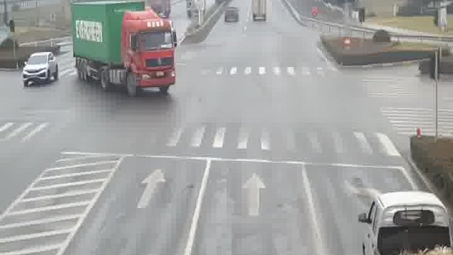 路口三辆车同时违法结果“磕头结拜”