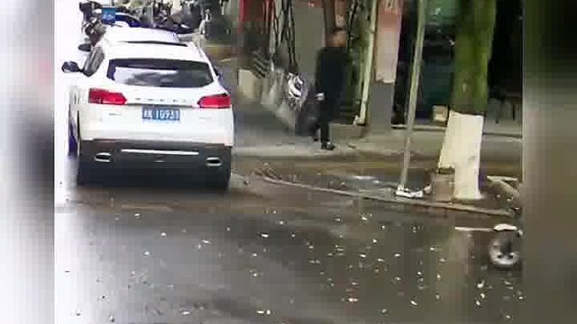 三轮车被汽车追尾，径直撞向修车店，店主感叹这突如其来的生意