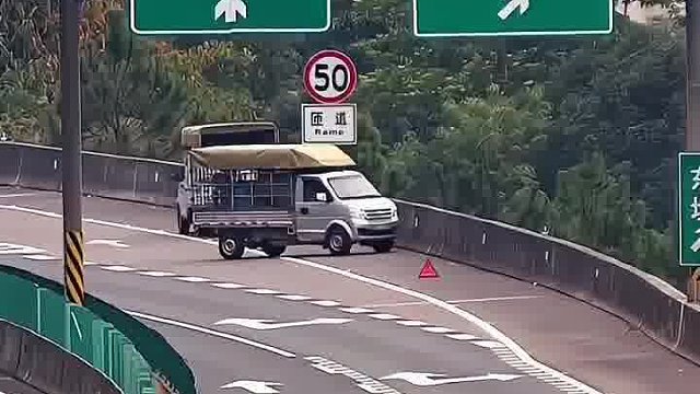 小汽车在高架桥这操作你见过吗？