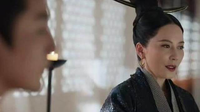 太子李承乾居高临下坐享其成看着范闲与二哥两人互相争斗，二皇子与范闲互相出招。