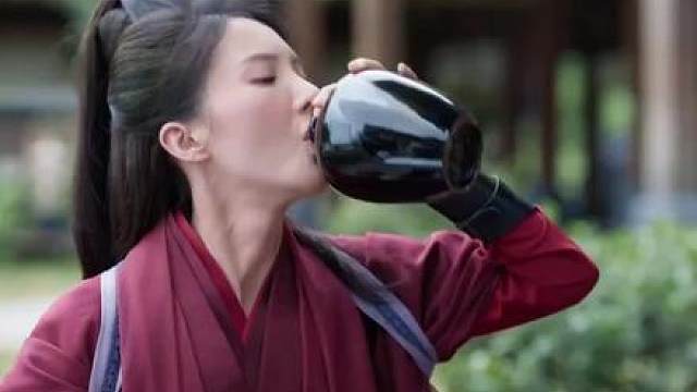 叶灵儿因为不满赐婚假意磨刀刺杀二皇子，二皇子来到皇家别院挑拨范闲和婉儿感情