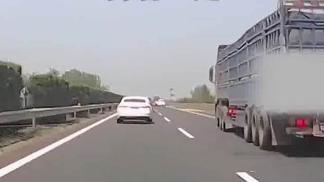 货车司机打开双闪紧急让道，帮助后车躲过一劫你看懂了吗？