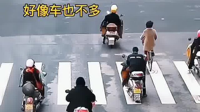 男子闯红灯被撞，吓得大妈连连后退