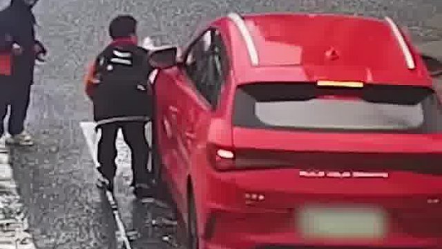 小学生右脚被车压，同伴霸气上前拦下司机。