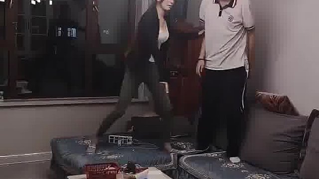 从小到大 ，两姐弟就是爱打闹。