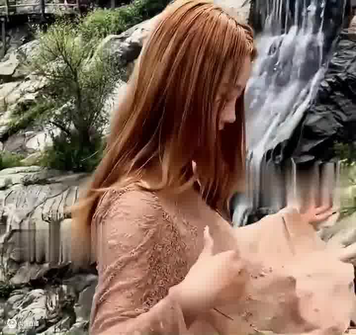 女孩有点放不开，让她脱掉外套还怕尴尬