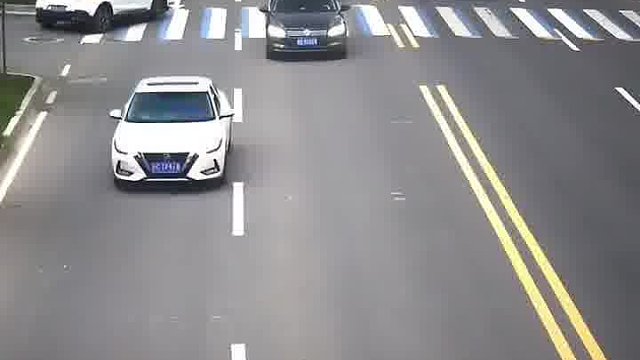 路口行车注意观察，白色小车撞向横穿马路的电动车
