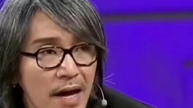 星爷说：“他的缺点是身高不够高，花钱买高跟鞋穿”。