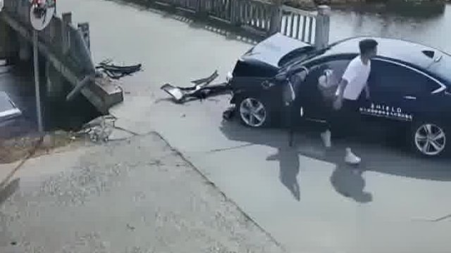 不论责任在谁，黑车车主第一时间下车营救是值得肯定的