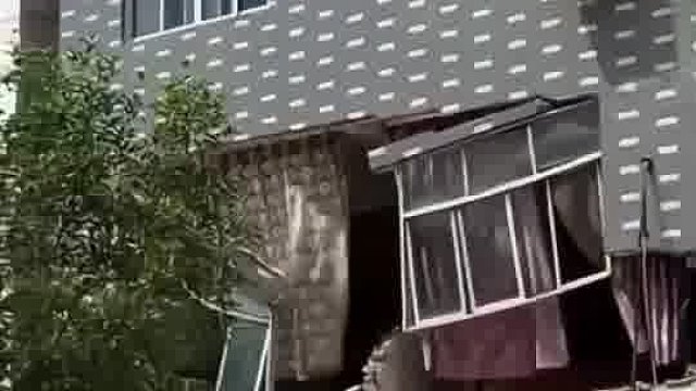 大卡车卡在房子，挪开的话会倒塌