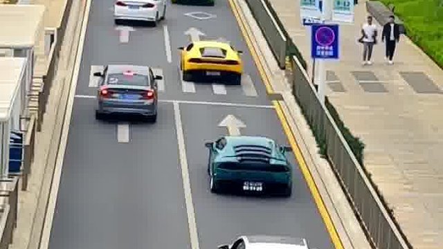 我长这么大没见过这么嚣张的人，压实现变道逼停兰博基尼！