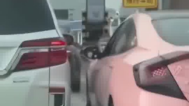 这个解气！因为他下不了车 哈哈哈 芭比Q了