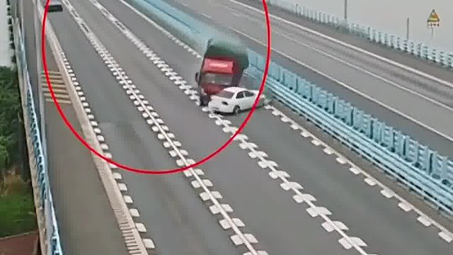 这都敢超车！