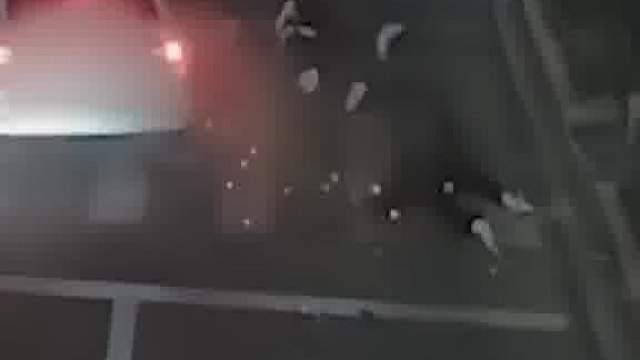 男子错把油门当刹车，撞上电动车，后发现撞的竟是自己姐姐。
