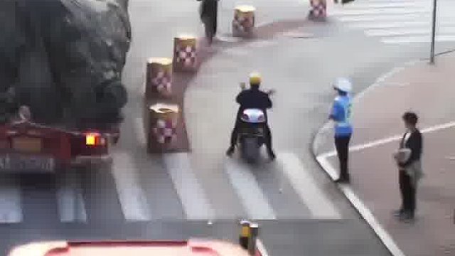 学生骑车进入大货车盲区，紧急危险关头，交警疯狂吹哨