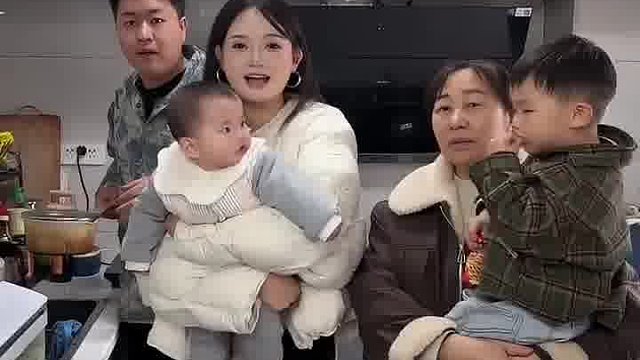 和老公吵架回了娘家，儿子打电话说家里昨天来了两个女的，又是洗衣服又做饭，晚上还在家里睡觉!气得我急忙坐飞机回家一看，原来是婆婆和小姑子!这爷俩也太损了……