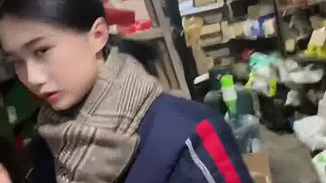 东市买鬼火，西市染黄毛，北市紧身裤，南市豆豆鞋，女辞老登去，跟我开单间