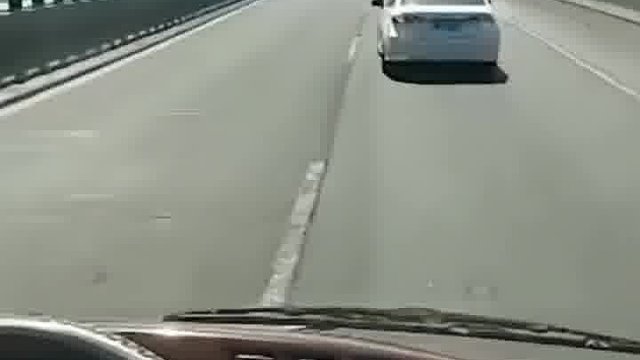 高速上轿车恶意别停大巴车，全程压速数次嚣张急刹车，最后2车相撞