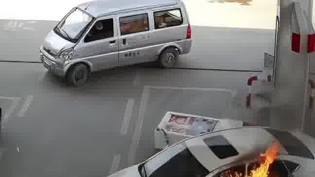 贵州一轿车起火冲进加油站，撞倒加油机，一人浑身是火跳下车……