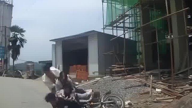 可以理解，有妹子在旁边