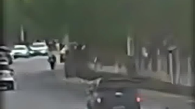 当时只想着保护她！一辆疾驰的汽车眼看要撞上过马路女子，交警莫合买提迅速冲上前，用身体挡住车辆！