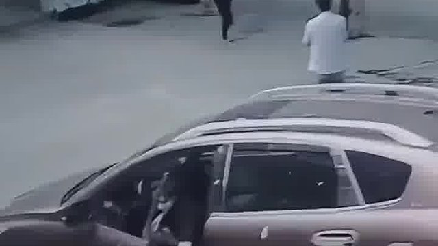 女子怕打扰交警查酒驾，直接拐到了路肩上，闹了个大乌龙 ！