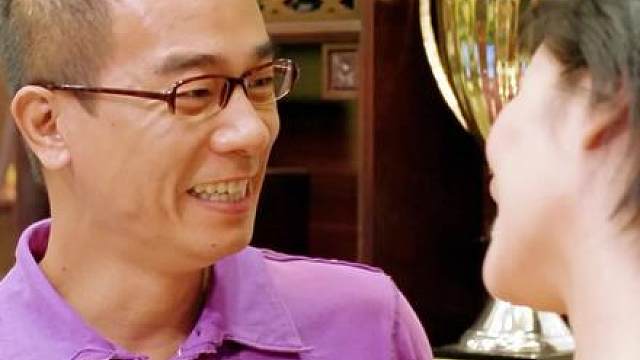 山鸡有一个幸福美满的家庭，所以阿兰不想他去参与社团的事