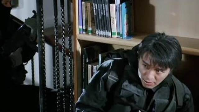 “阿Sir，咁距有咩特征吖？”“猥琐，非常猥琐！”哈哈哈 看一次笑一次