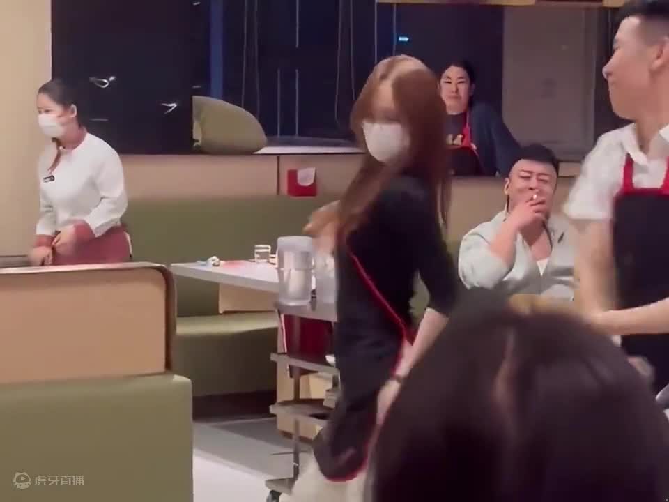 这女的真顶