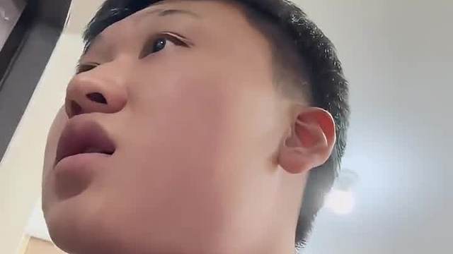 不是哥们！你到是快点骑啊！