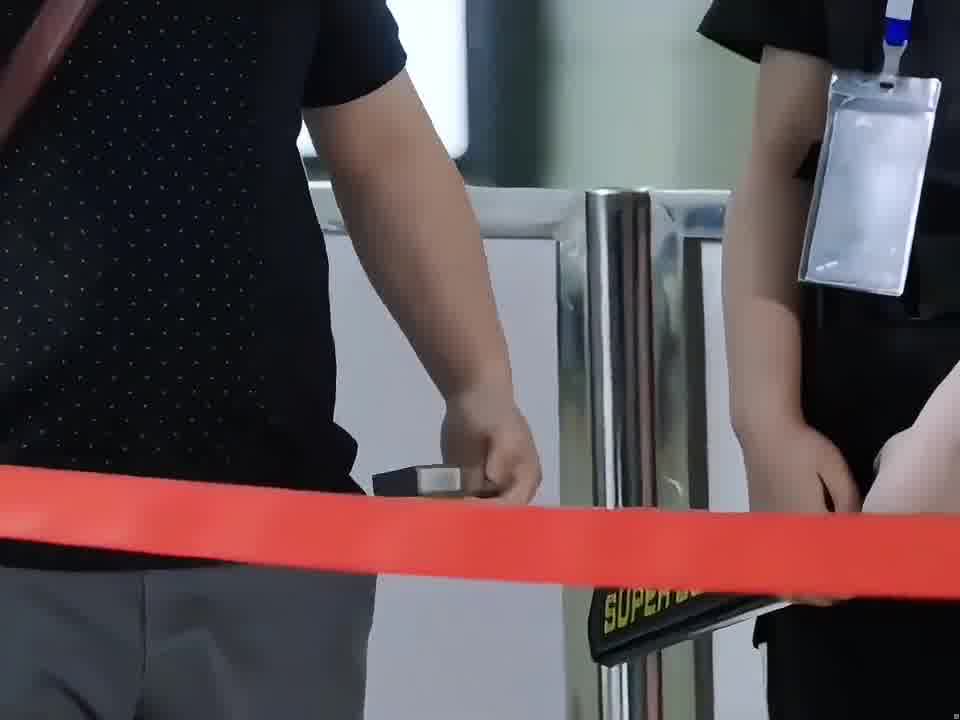当安检遇上自己媳妇儿～
