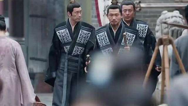 范闲收受戴公公银票让一处下属鄙视、让二皇子心生疑惑，范闲被督察院参奏公然贪腐