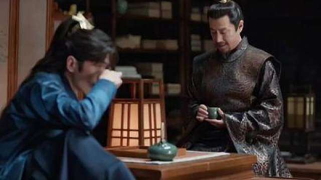 海棠帮助范闲救下其弟范思哲并生擒八品刀客范无救，海棠出手帮助范闲破解京都局势